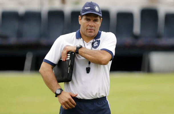 “Tenho que consertar um avião voando sem deixá-lo cair”, diz Léo Goiano Léo Goiano