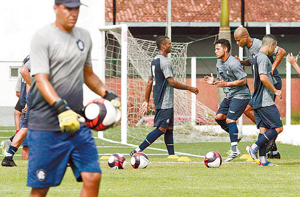 Jogadores remistas realizam atividade física