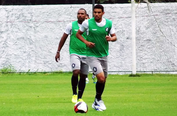 Com treinos intensos, disputa por vaga no time titular promete ser boa Martony e Felipe Recife