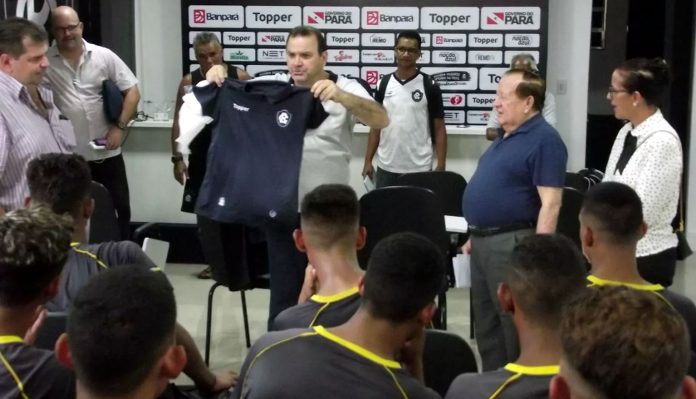 Kit de uniformes foi entregue pelo diretor de material, Neto Vieira, e o presidente Manoel Ribeiro