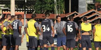 João Nasser Neto (Netão) orienta os jogadores antes de iniciar o treino