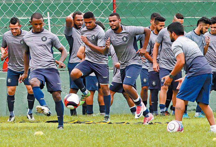 Jogadores remistas realizam atividade física