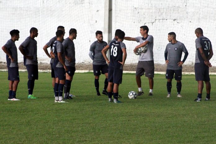 João Nasser Neto (Netão) orienta os jogadores antes de iniciar o treino João Nasser Neto (Netão) orienta os jogadores antes de iniciar o treino