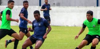 Destaque em amistosos, atacante aguarda assinatura para poder estrear Emerson Carioca