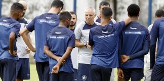 Márcio Fernandes orienta os jogadores antes de iniciar o treino