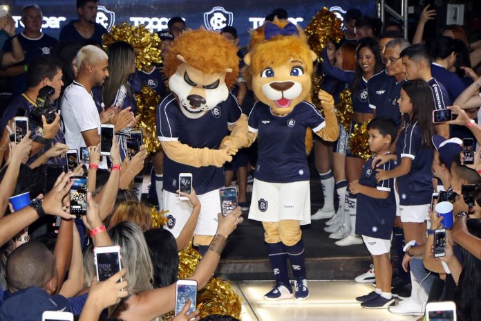 Leão Malino apresentou Leona Leão Malino apresentou Leona