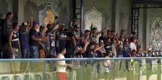 Torcida protesta durante treino no Baenão Protesto no Baenão