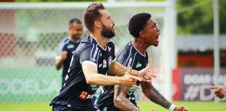 Douglas Packer festeja golaço em clássico PSC 1x1 Remo (Douglas Packer e Mário Sérgio)