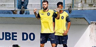 Pronto para jogar, criar e vencer Douglas Packer e Pingo