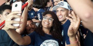 Após apresentação, Edno assiste jogo das arquibancadas Edno