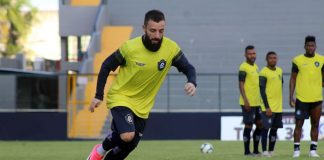 Garré sente dores e volta a ser dúvida contra o São José-RS Guilherme Garré