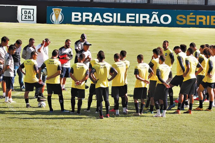 Márcio Fernandes orienta os jogadores antes de iniciar o treino