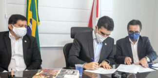 Governo do Pará libera R$ 2,4 milhões para Remo, Paysandu, Bragantino e Independente Maurício Bororó (vice-presidente da FPF), Helder Barbalho (Governador do Pará) e Braselino Assunção (presidente do Banpará)