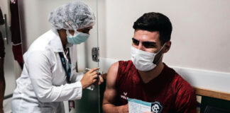 Jogadores e funcionários do futebol azulino recebem vacina contra Covid-19 no Baenão Thiago Ennes