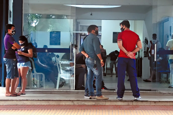 Torcedores do Remo aguardavam para poder fazer a troca do voucher do "Jogo da Luz"