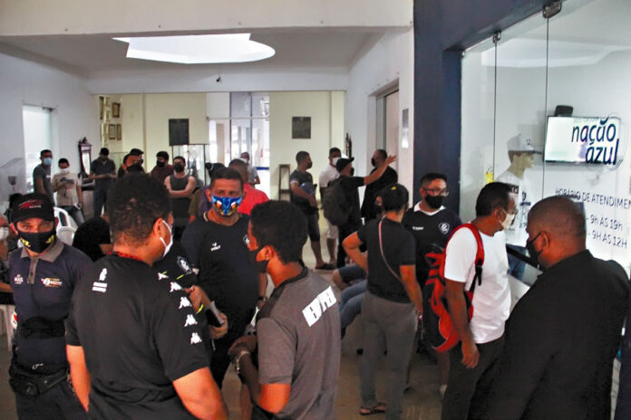 Torcedores do Remo aguardavam para poder fazer a troca do voucher do "Jogo da Luz"