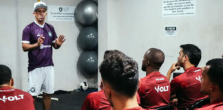 Eduardo Baptista conversa com os jogadores antes de iniciar o treino