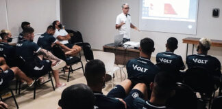 Jogadores participaram de palestra sobre psicologia esportiva com psicólogo Océlio Dias