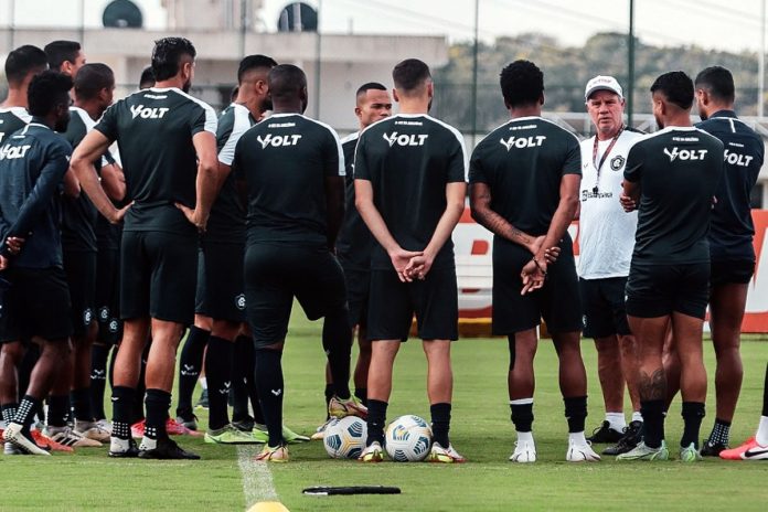 Paulo Bonamigo orienta os jogadores antes de iniciar o treino