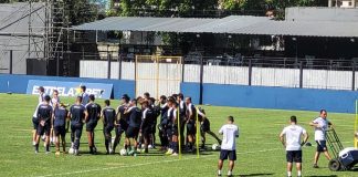 Gerson Gusmão orienta os jogadores antes de iniciar o treino