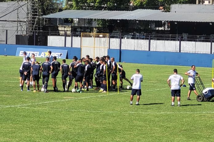 Gerson Gusmão orienta os jogadores antes de iniciar o treino