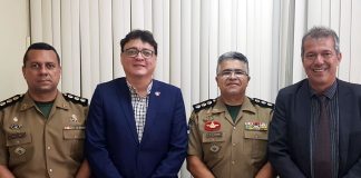 André Cavalcante (de azul) ao lado das autoridades de segurança de Pernambuco