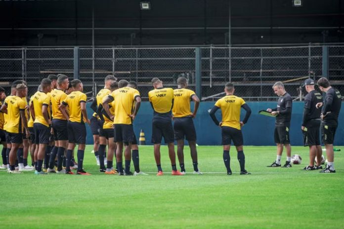 Ricardo Catalá orienta os jogadores antes de iniciar o treino – Foto: Samara Miranda (Clube do Remo)