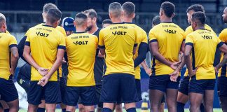 Gustavo Morínigo orienta os jogadores antes de iniciar o treino – Foto: Samara Miranda (Clube do Remo)