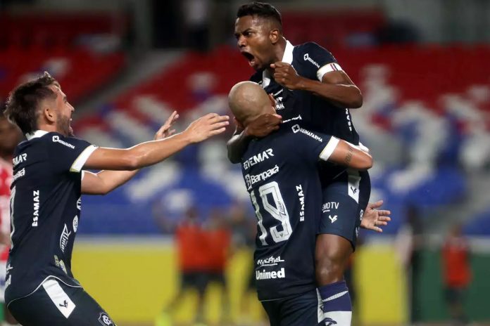 Tuna 1×2 Remo (Giovanni Pavani, Ytalo e Kelvin) – Foto: Thiago Gomes (O Liberal) Tuna 1×2 Remo (Giovanni Pavani, Ytalo e Kelvin) – Foto: Thiago Gomes (O Liberal)