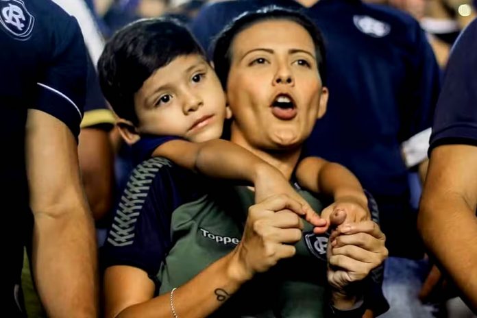 Mãe e filho, torcedores do Remo – Foto: Lívia Alencar