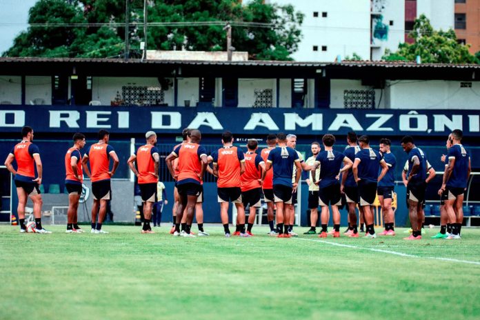 Rodrigo Santana orienta os jogadores antes de iniciar o treino – Foto: Samara Miranda (Clube do Remo) Rodrigo Santana orienta os jogadores antes de iniciar o treino – Foto: Samara Miranda (Clube do Remo)