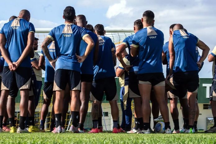 Rodrigo Santana orienta os jogadores antes de iniciar o treino – Foto: Samara Miranda (Clube do Remo) Rodrigo Santana orienta os jogadores antes de iniciar o treino – Foto: Samara Miranda (Clube do Remo)