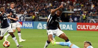 Troféu “abacaxi” no Parazão Remo 1×1 Paysandu (Sávio, Klaus e Rafael Castro) – Foto: Irene Almeida (Diário do Pará)