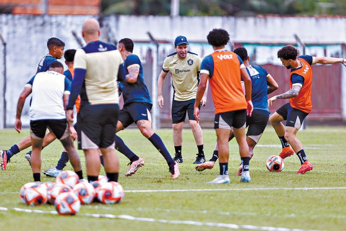 Daniel Paulista orienta os jogadores durante o treino – Foto: Samara Miranda (Clube do Remo)