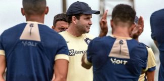 Daniel Paulista orienta os jogadores antes do treino – Foto: Samara Miranda (Clube do Remo)