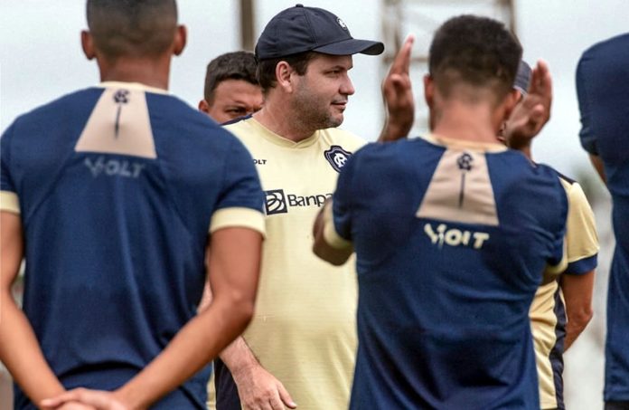 Daniel Paulista orienta os jogadores antes do treino – Foto: Samara Miranda (Clube do Remo)