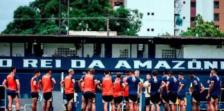Rodrigo Santana orienta os jogadores antes de iniciar o treino – Foto: Samara Miranda (Clube do Remo)