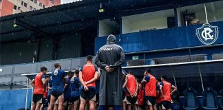 Quais ajustes o Remo precisa a um mês da estreia na Série B Rodrigo Santana orienta os jogadores antes de iniciar o treino – Foto: Samara Miranda (Clube do Remo)