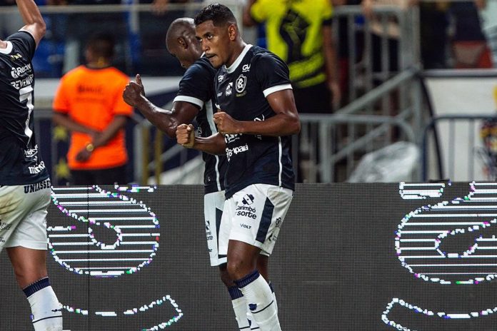 Remo 1×1 Volta Redonda-RJ (Giovanni Pavani, Adailton e Pedro Rocha) – Foto: Samara Miranda (Clube do Remo) Remo 1×1 Volta Redonda-RJ (Giovanni Pavani, Adailton e Pedro Rocha) – Foto: Samara Miranda (Clube do Remo)