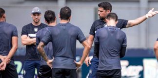 António Oliveira orienta os jogadores durante o treino – Foto: Samara Miranda (Clube do Remo)