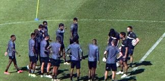 António Oliveira orienta os jogadores durante o treino – Foto: Reprodução (redes sociais)