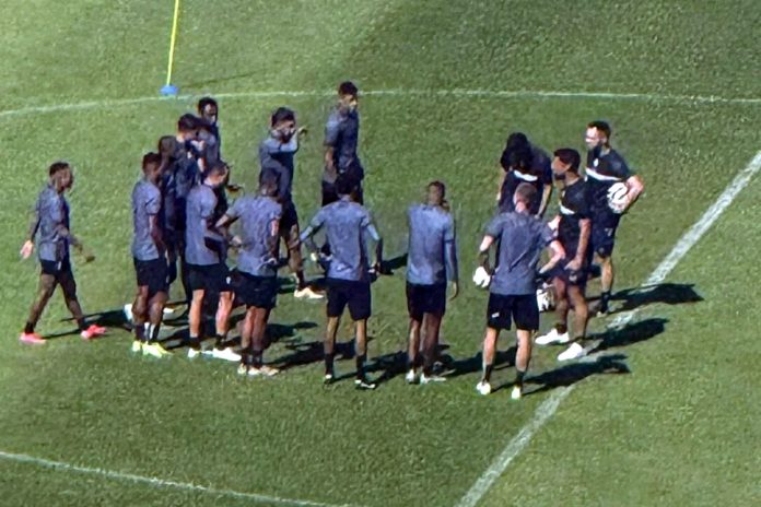 António Oliveira orienta os jogadores durante o treino – Foto: Reprodução (redes sociais)