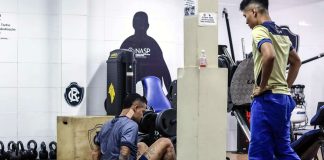 Após fratura na clavícula, Maxwell treina técnicas de judô para prevenir lesões Maxwell e Gustavo Alfaia – Foto: Samara Miranda (Clube do Remo)