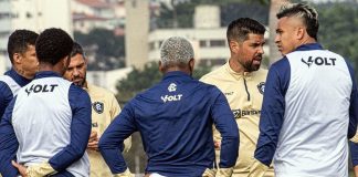 António Oliveira orienta os jogadores durante o treino – Foto: Samara Miranda (Clube do Remo)