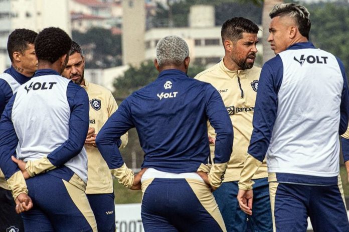 António Oliveira orienta os jogadores durante o treino – Foto: Samara Miranda (Clube do Remo)