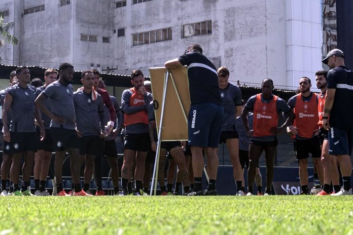 António Oliveira orienta os jogadores durante o treino – Foto: Samara Miranda (Clube do Remo) António Oliveira orienta os jogadores durante o treino – Foto: Samara Miranda (Clube do Remo)
