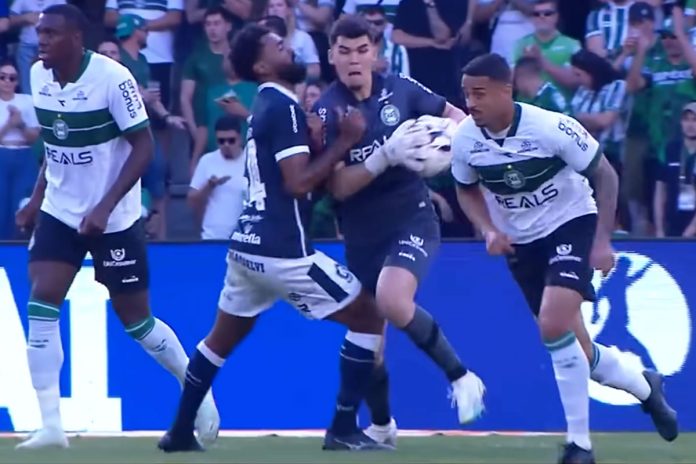 Coritiba-PR 0×0 Remo (Caio Vinícius) – Foto: Reprodução (ESPN) Coritiba-PR 0×0 Remo (Caio Vinícius) – Foto: Reprodução (ESPN)