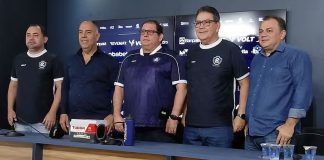 Diretoria do Remo presente na apresentação oficial de Guto Ferreira no clube – Foto: Luiz Gustavo Oliveira