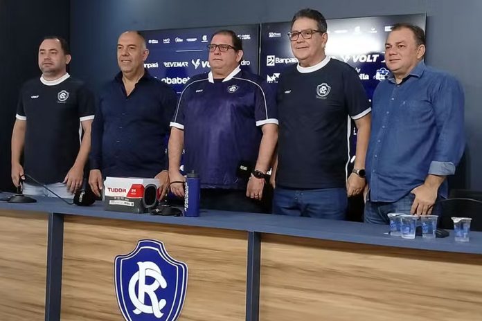 Diretoria do Remo presente na apresentação oficial de Guto Ferreira no clube – Foto: Luiz Gustavo Oliveira