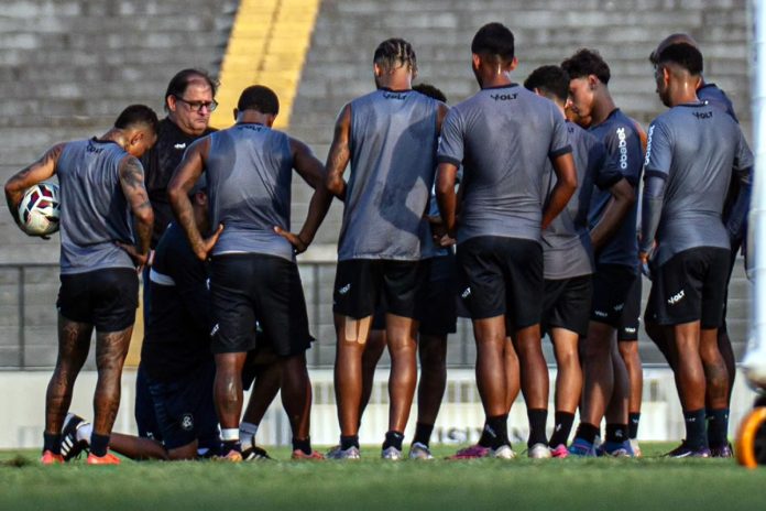 Guto Ferreira orienta os jogadores durante o treino – Foto: Samara Miranda (Clube do Remo)